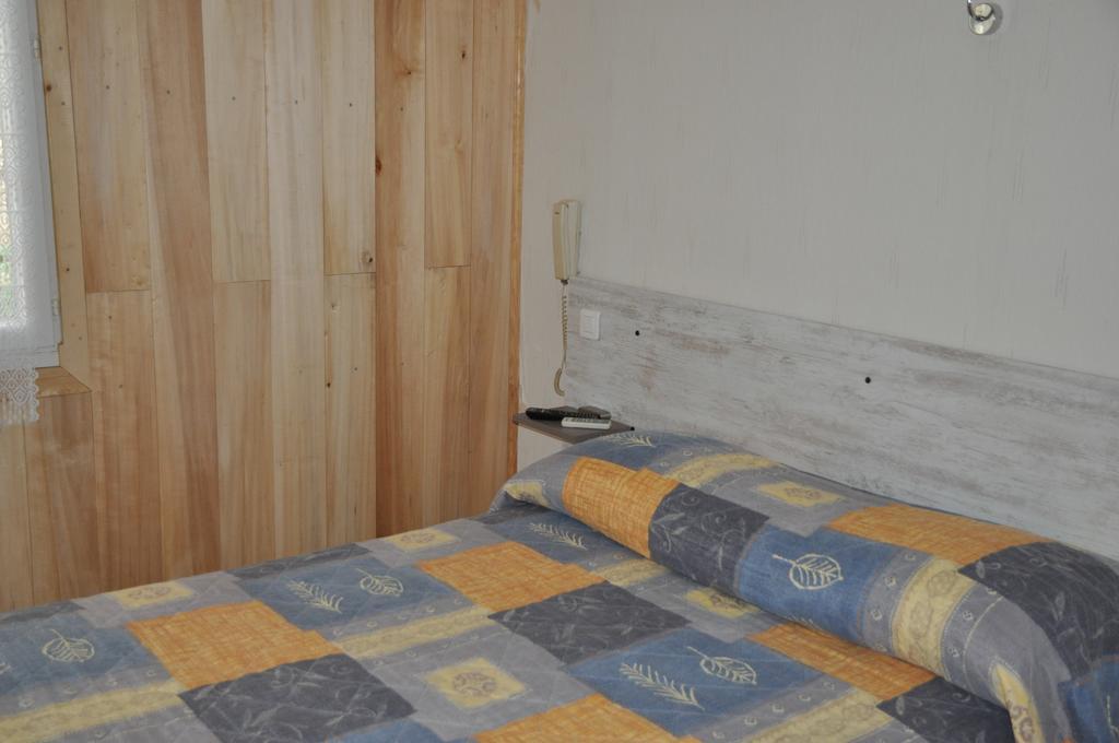 Auberge Des Platanes لا روك-غاجياك الغرفة الصورة