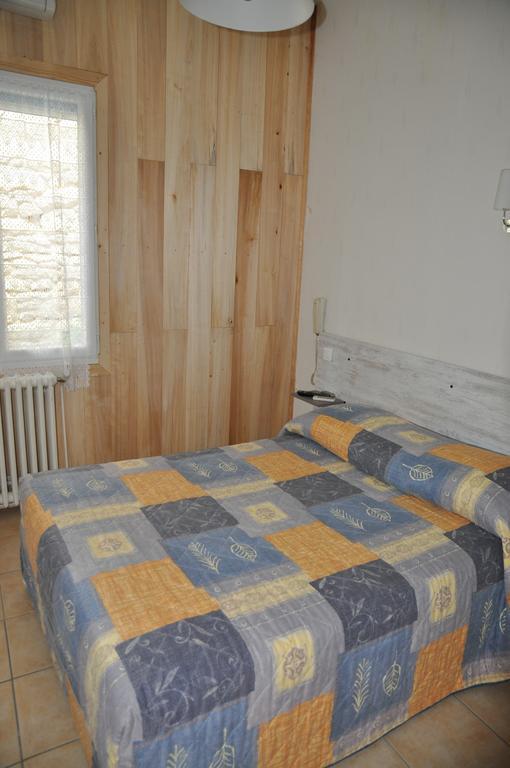 Auberge Des Platanes لا روك-غاجياك الغرفة الصورة